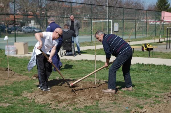 Борис Кърчев и спортистите на Казанлък посадиха Гора на спорта