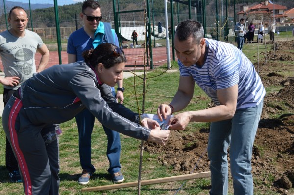 Борис Кърчев и спортистите на Казанлък посадиха Гора на спорта