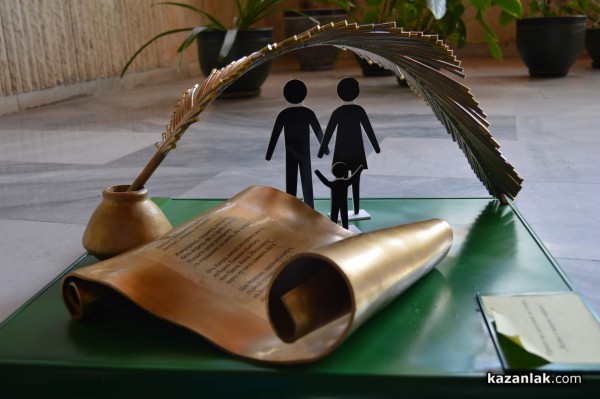 Пеещият паметник на ВЕЛИК Е НАШИЯТ ВОЙНИК - пред ДК „Арсенал“