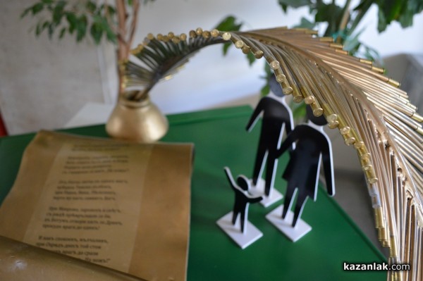 Пеещият паметник на ВЕЛИК Е НАШИЯТ ВОЙНИК - пред ДК „Арсенал“