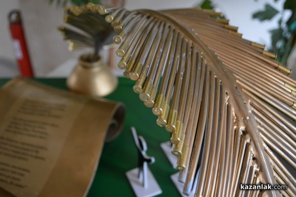 Пеещият паметник на ВЕЛИК Е НАШИЯТ ВОЙНИК - пред ДК „Арсенал“