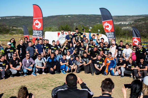 Състезателите на Ендуро клуб Севтополис с купи от първи кръг на екстремния шампионат