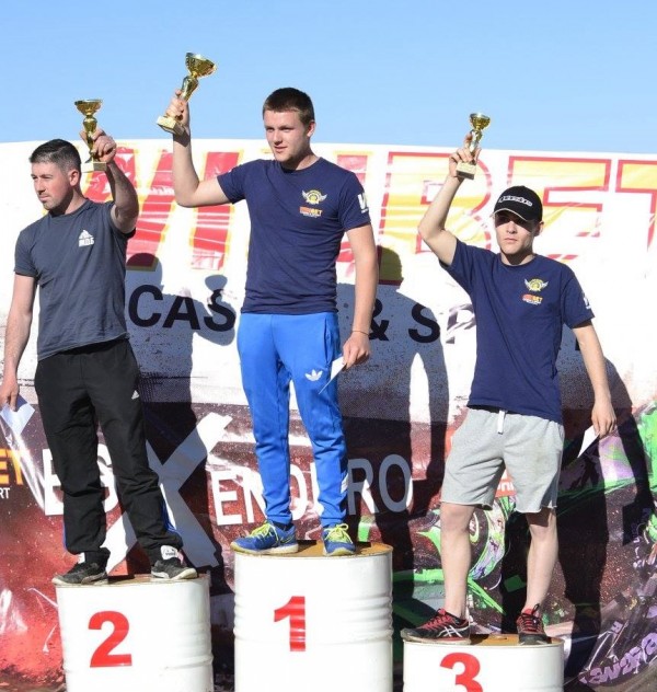 Състезателите на Ендуро клуб Севтополис с купи от първи кръг на екстремния шампионат