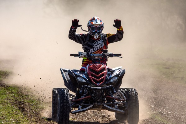 Състезателите на Ендуро клуб Севтополис с купи от първи кръг на екстремния шампионат