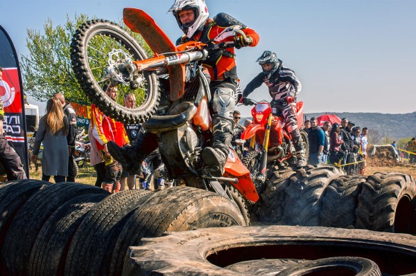 Състезателите на Ендуро клуб Севтополис с купи от първи кръг на екстремния шампионат