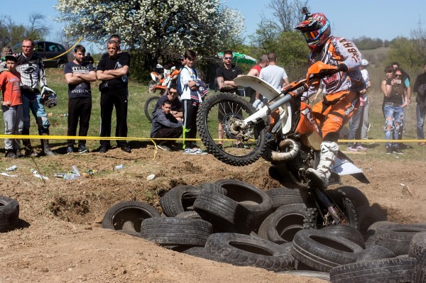 Състезателите на Ендуро клуб Севтополис с купи от първи кръг на екстремния шампионат