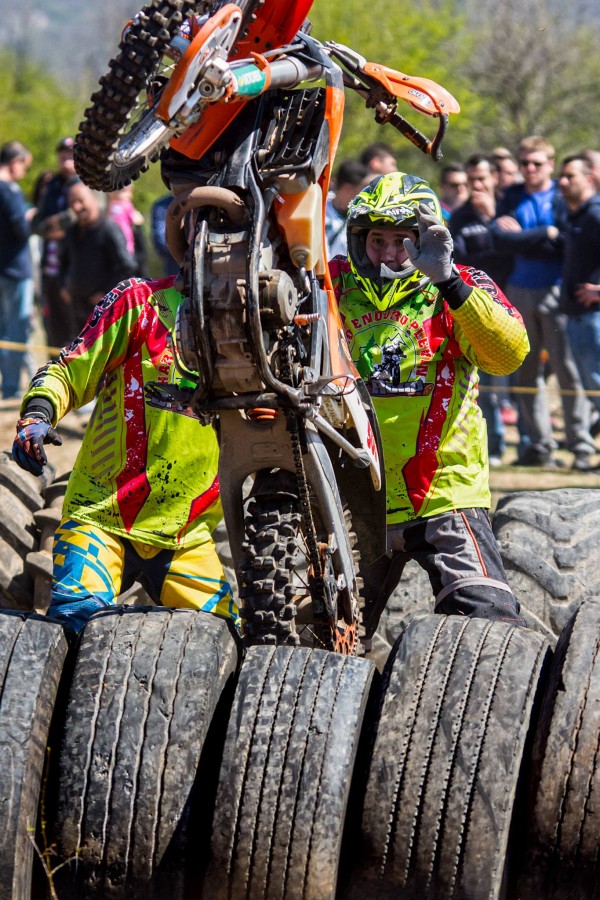 Състезателите на Ендуро клуб Севтополис с купи от първи кръг на екстремния шампионат