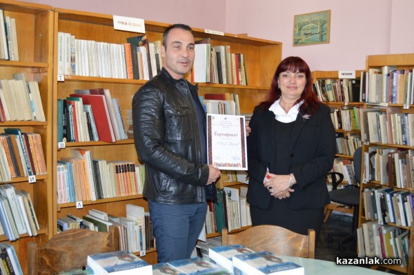 Борис Кърчев дари в лично качество събраните съчинения на Чудомир на Библиотека „Искра“