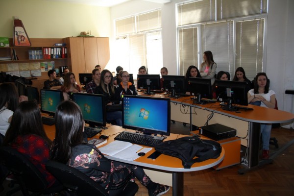 Открит урок под надслов „ Учи, спестявай, печели ‘‘ се проведе в ПГЛПТ