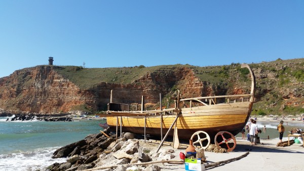 Тв риалити ще строи оригинален тракийски кораб на язовира до Казанлък