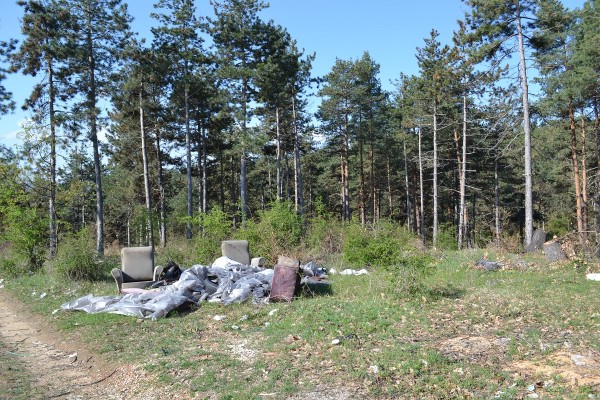 Младите дадоха пример в акцията за почистване на община Казанлък