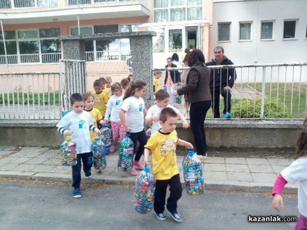 120 кг. за „Капачки в действие“ събраха деца и родители от казанлъшката ДГ „Пчелица“