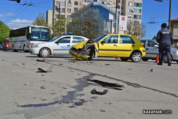 Двама души бяха помляни на спирката на Абаята  днес следобед