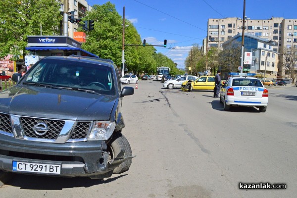 Двама души бяха помляни на спирката на Абаята  днес следобед