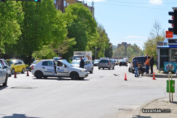 Двама души бяха помляни на спирката на Абаята  днес следобед