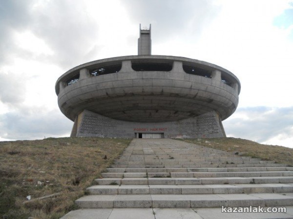 Държавата си взима Бузлуджа днес, подготвя се реставрация на паметника