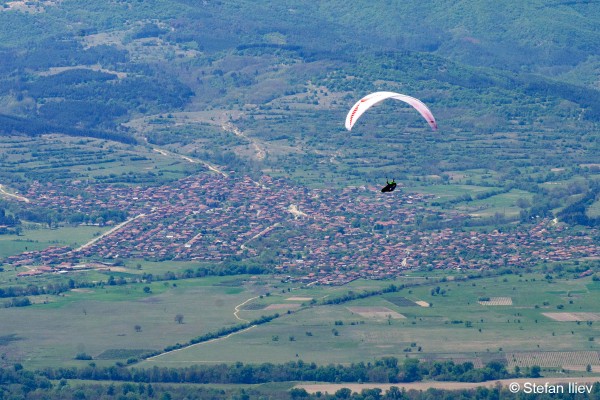 Казанлъчанин е първият прекосил България от връх Ком до нос Емине с парапланер - Видео