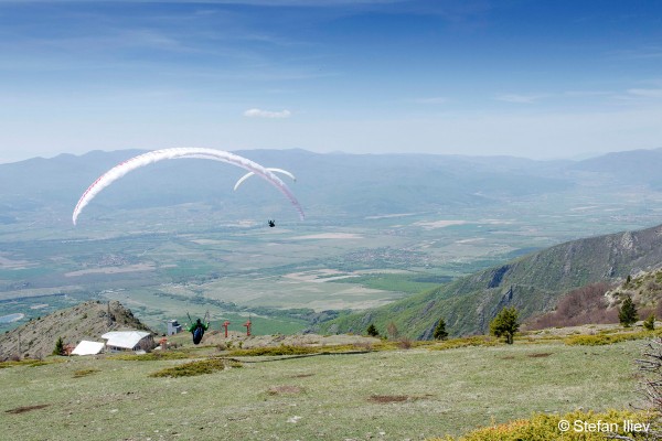 Казанлъчанин е първият прекосил България от връх Ком до нос Емине с парапланер - Видео