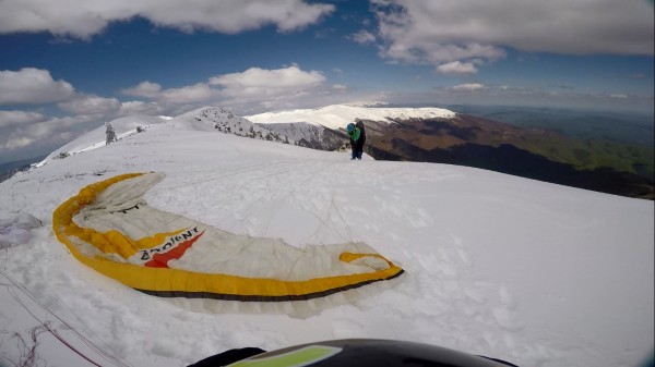 Казанлъчанин е първият прекосил България от връх Ком до нос Емине с парапланер - Видео