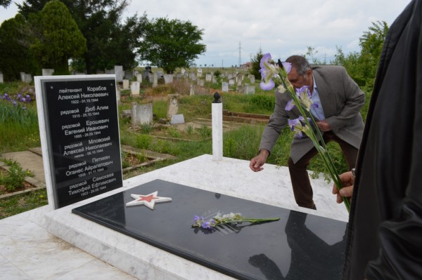 Признателност в Деня на победата пред Паметника на Червената армия в Копринка