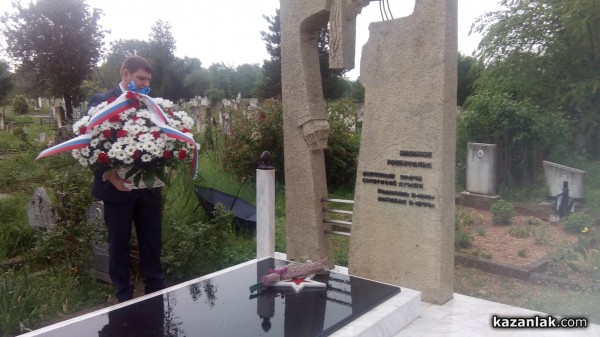 Признателност в Деня на победата пред Паметника на Червената армия в Копринка