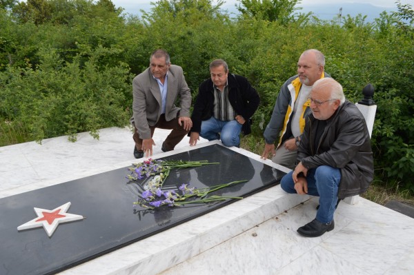 Признателност в Деня на победата пред Паметника на Червената армия в Копринка