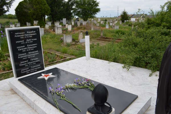 Признателност в Деня на победата пред Паметника на Червената армия в Копринка