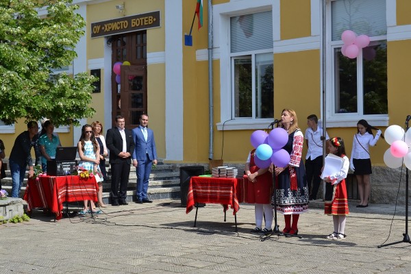 Кметът на Общината поздрави енинските учители и ученици