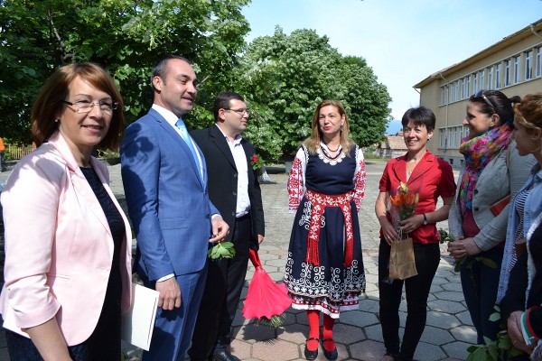 Кметът на Общината поздрави енинските учители и ученици