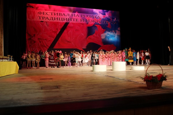 Казанлък бе домакин на VІІ Национален конкурс по класически, характерни и модерни танци за купа „Българска Роза - 2017“