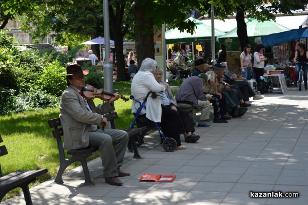 Лунапарк и пъстри дюкяни за Празника на розата, панаир - не