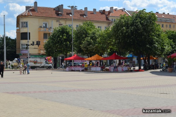 Лунапарк и пъстри дюкяни за Празника на розата, панаир - не