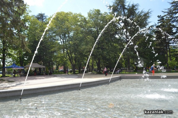 Лунапарк и пъстри дюкяни за Празника на розата, панаир - не