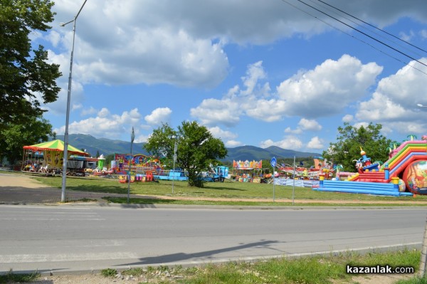 Лунапарк и пъстри дюкяни за Празника на розата, панаир - не