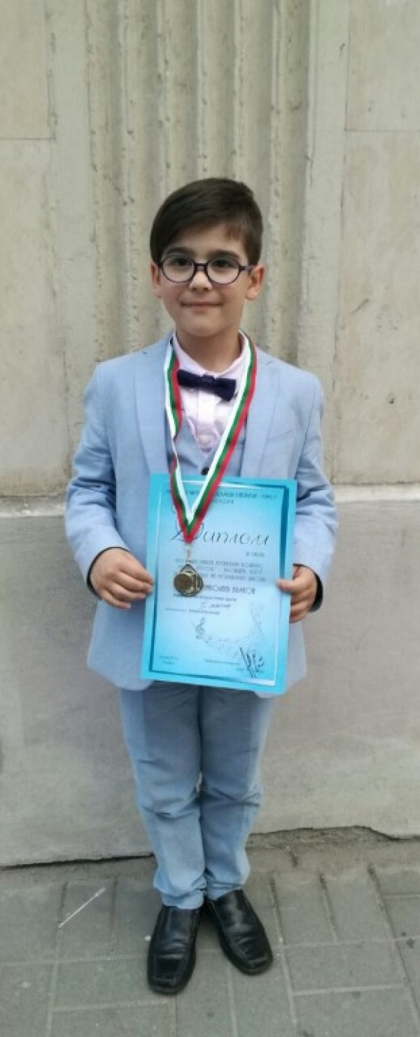 Отново с престижни отличия се върнаха талантливите казанлъшки пианисти