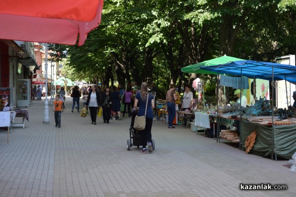 Лунапарк и пъстри дюкяни за Празника на розата, панаир - не