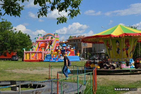 Лунапарк и пъстри дюкяни за Празника на розата, панаир - не