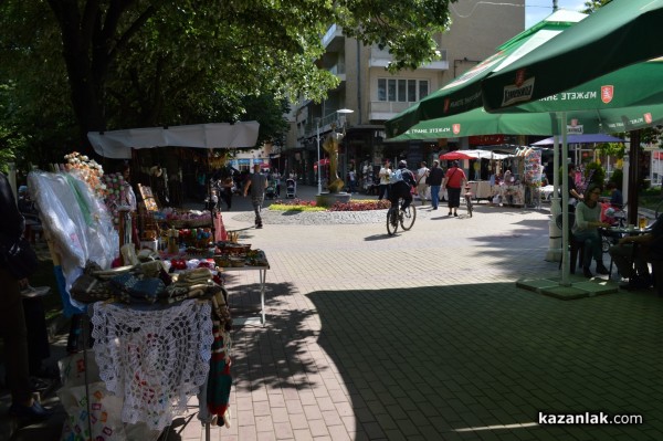 Лунапарк и пъстри дюкяни за Празника на розата, панаир - не