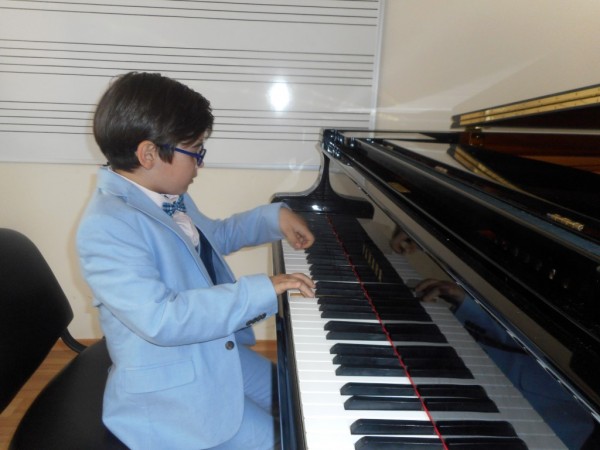 Отново с престижни отличия се върнаха талантливите казанлъшки пианисти