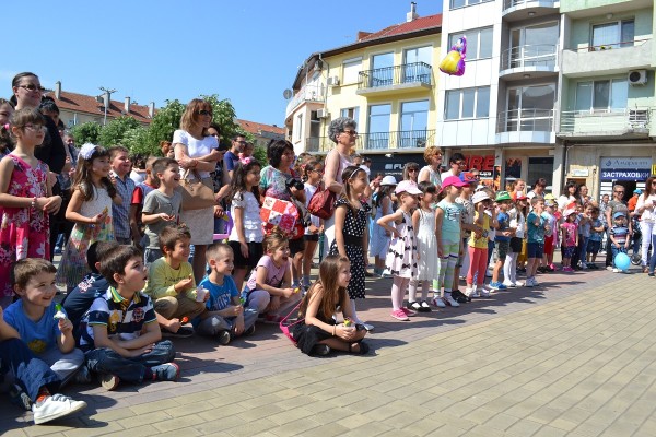 Празнично утро за децата на Казанлък