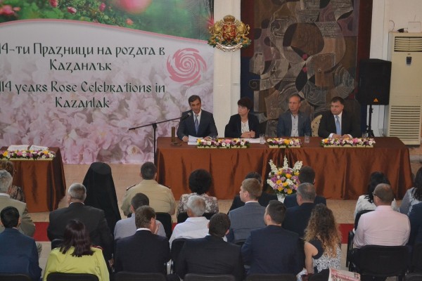 Почетен гражданин и марка в Деня на Казанлък