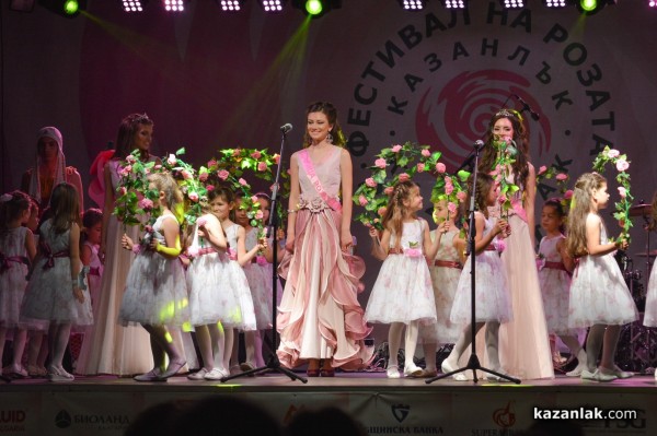 Кметът на Общината връчи Ключа на Казанлък на Царица Роза 2017