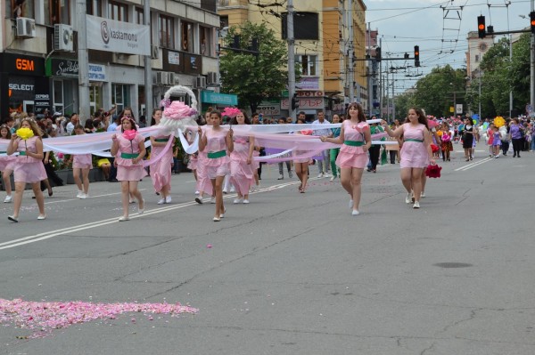 Вълшебна кулминация на Празника на розата в Казанлък