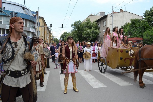 Вълшебна кулминация на Празника на розата в Казанлък