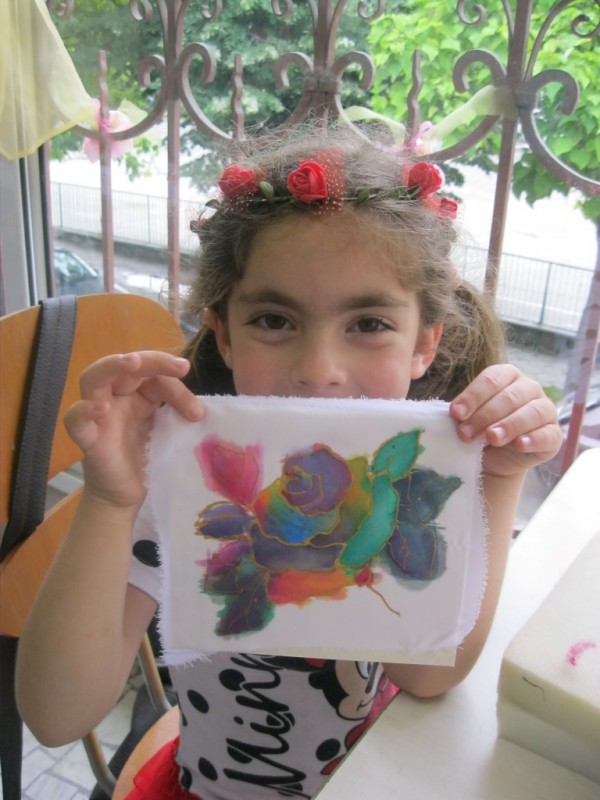 Деца, гости и туристи на Казанлък направиха рози в “Ателието“