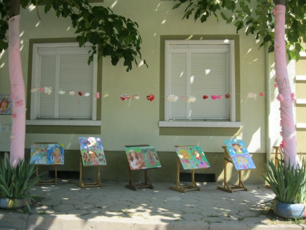 Деца, гости и туристи на Казанлък направиха рози в “Ателието“