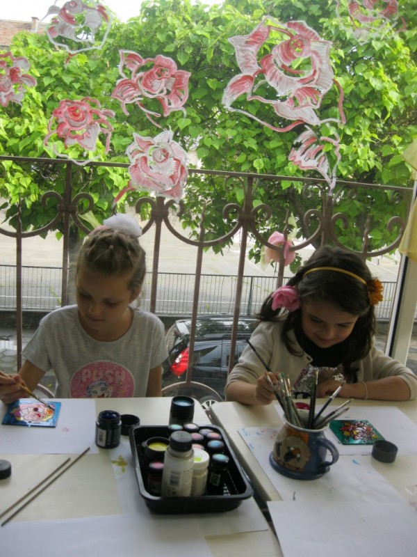 Деца, гости и туристи на Казанлък направиха рози в “Ателието“