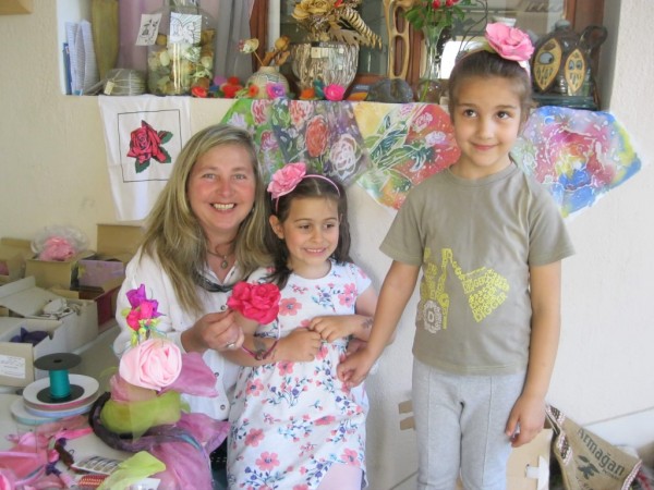 Деца, гости и туристи на Казанлък направиха рози в “Ателието“