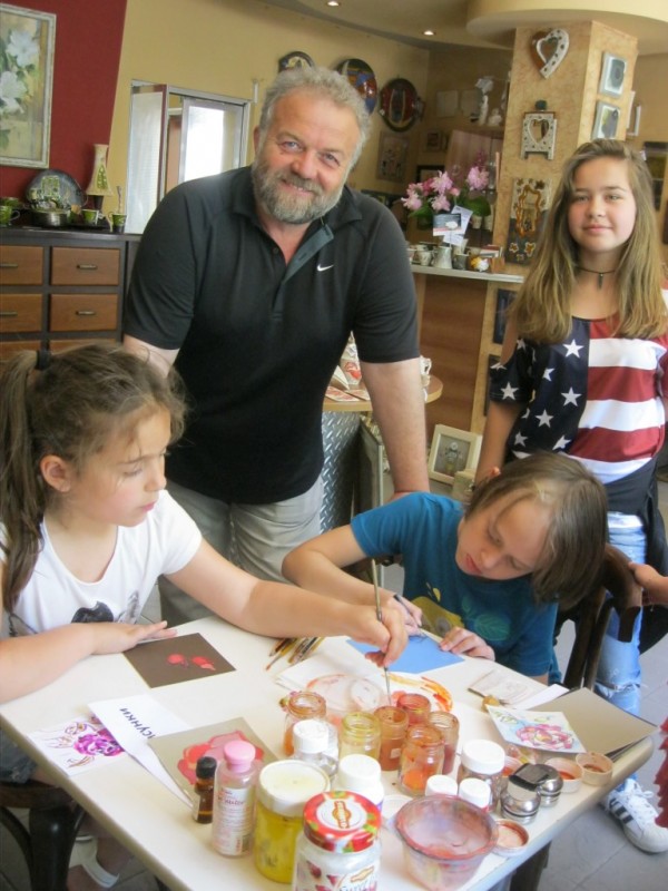 Деца, гости и туристи на Казанлък направиха рози в “Ателието“