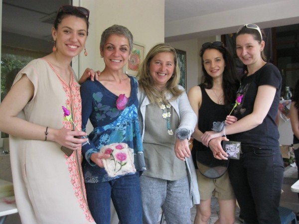 Деца, гости и туристи на Казанлък направиха рози в “Ателието“